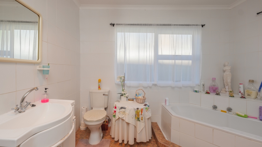 3 Bedroom Property for Sale in Struisbaai Western Cape